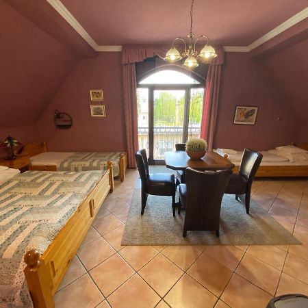 Feher Hattyu Panzio Bed & Breakfast Oroshaza Bagian luar foto