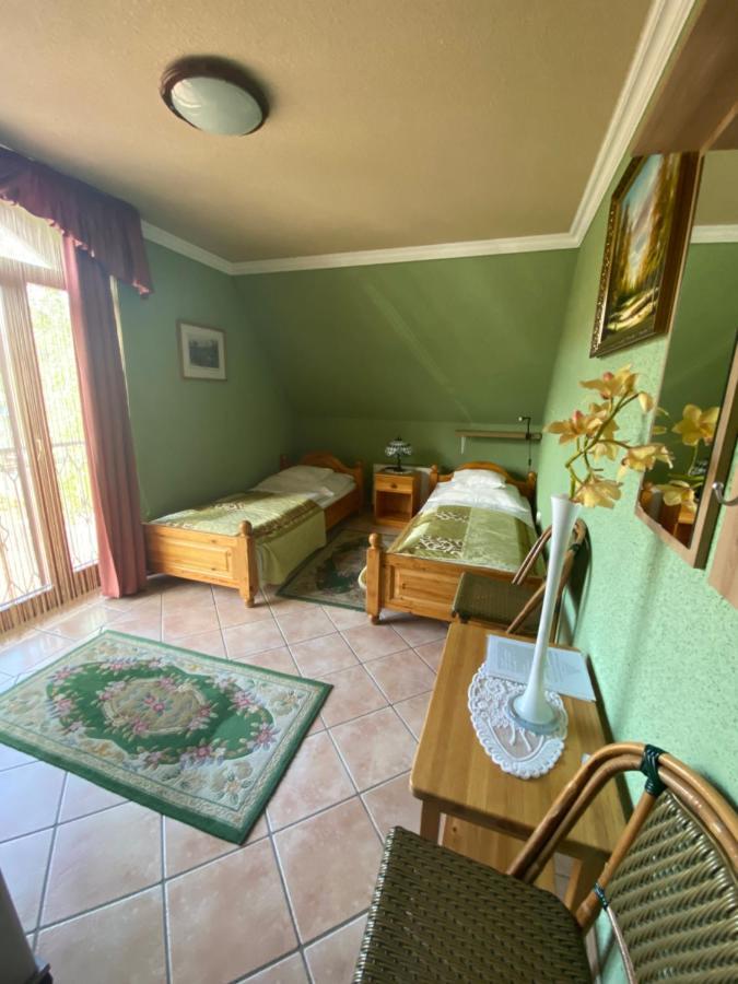 Feher Hattyu Panzio Bed & Breakfast Oroshaza Bagian luar foto