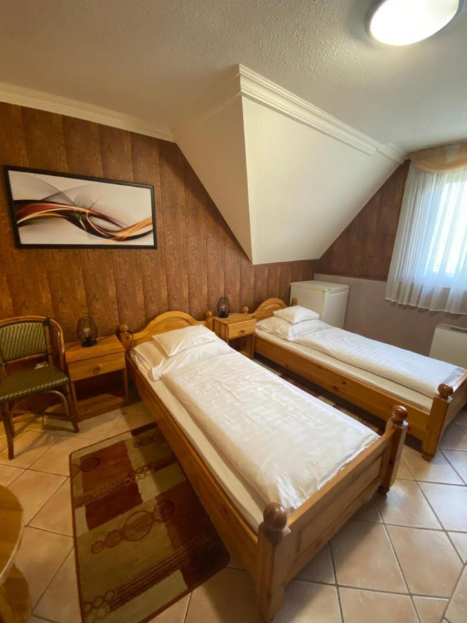 Feher Hattyu Panzio Bed & Breakfast Oroshaza Bagian luar foto