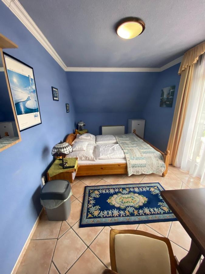 Feher Hattyu Panzio Bed & Breakfast Oroshaza Bagian luar foto