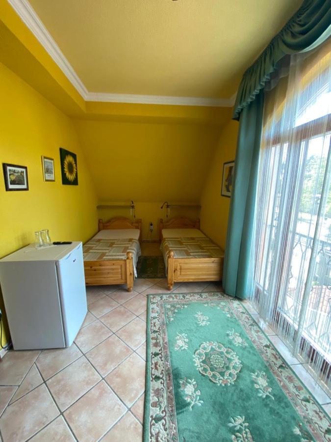 Feher Hattyu Panzio Bed & Breakfast Oroshaza Bagian luar foto