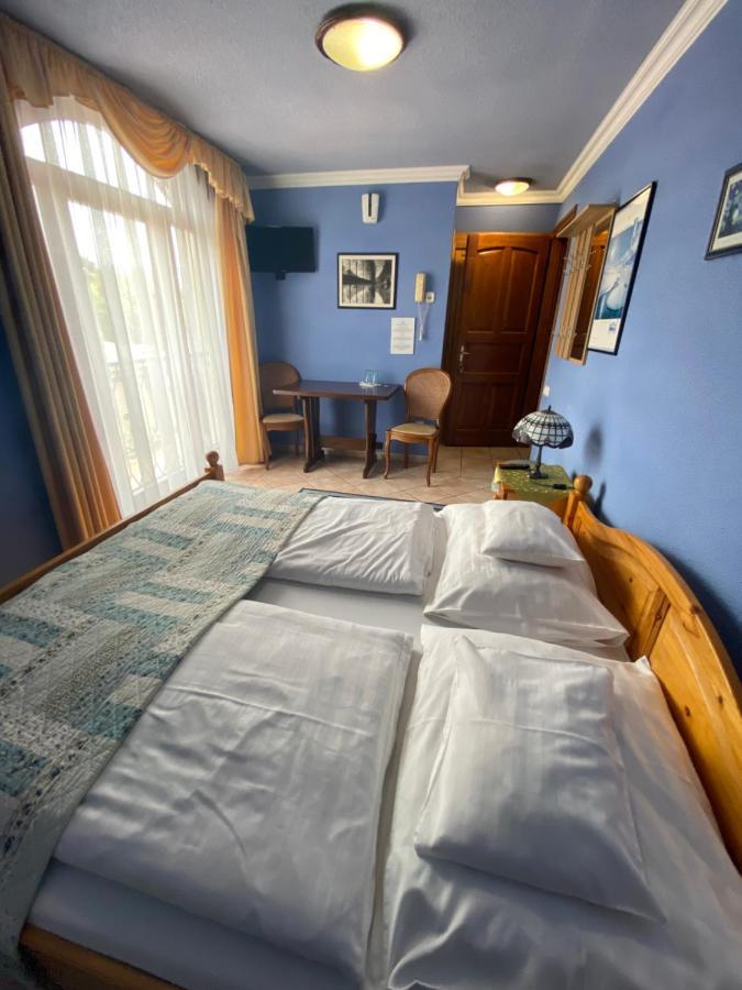 Feher Hattyu Panzio Bed & Breakfast Oroshaza Bagian luar foto