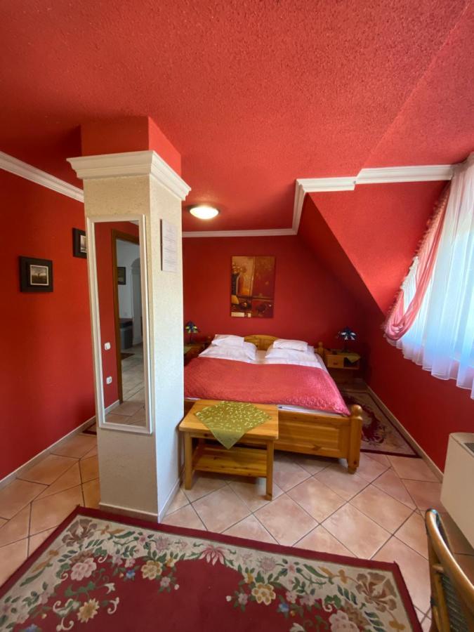 Feher Hattyu Panzio Bed & Breakfast Oroshaza Bagian luar foto