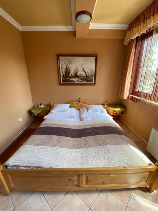 Feher Hattyu Panzio Bed & Breakfast Oroshaza Bagian luar foto