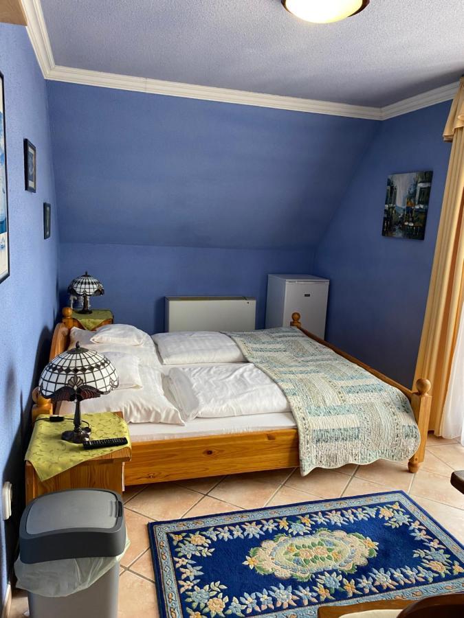 Feher Hattyu Panzio Bed & Breakfast Oroshaza Bagian luar foto