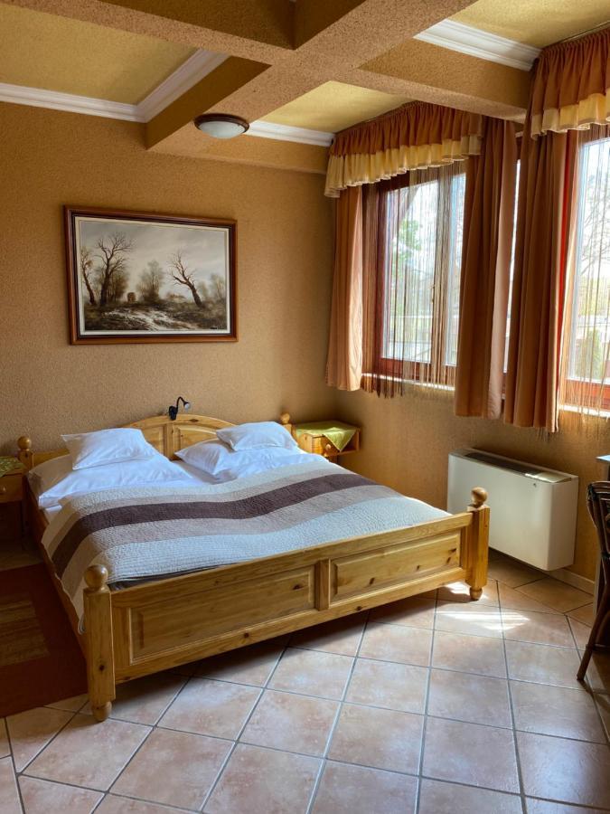 Feher Hattyu Panzio Bed & Breakfast Oroshaza Bagian luar foto