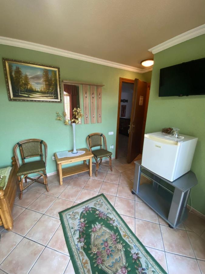 Feher Hattyu Panzio Bed & Breakfast Oroshaza Bagian luar foto