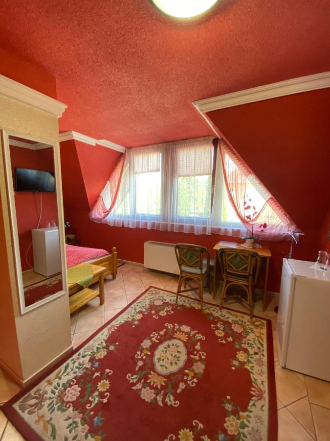 Feher Hattyu Panzio Bed & Breakfast Oroshaza Bagian luar foto