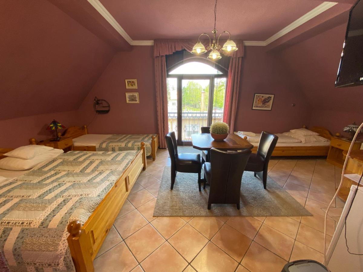 Feher Hattyu Panzio Bed & Breakfast Oroshaza Bagian luar foto