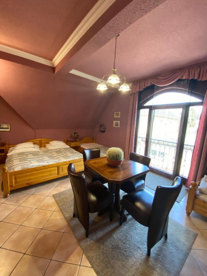 Feher Hattyu Panzio Bed & Breakfast Oroshaza Bagian luar foto