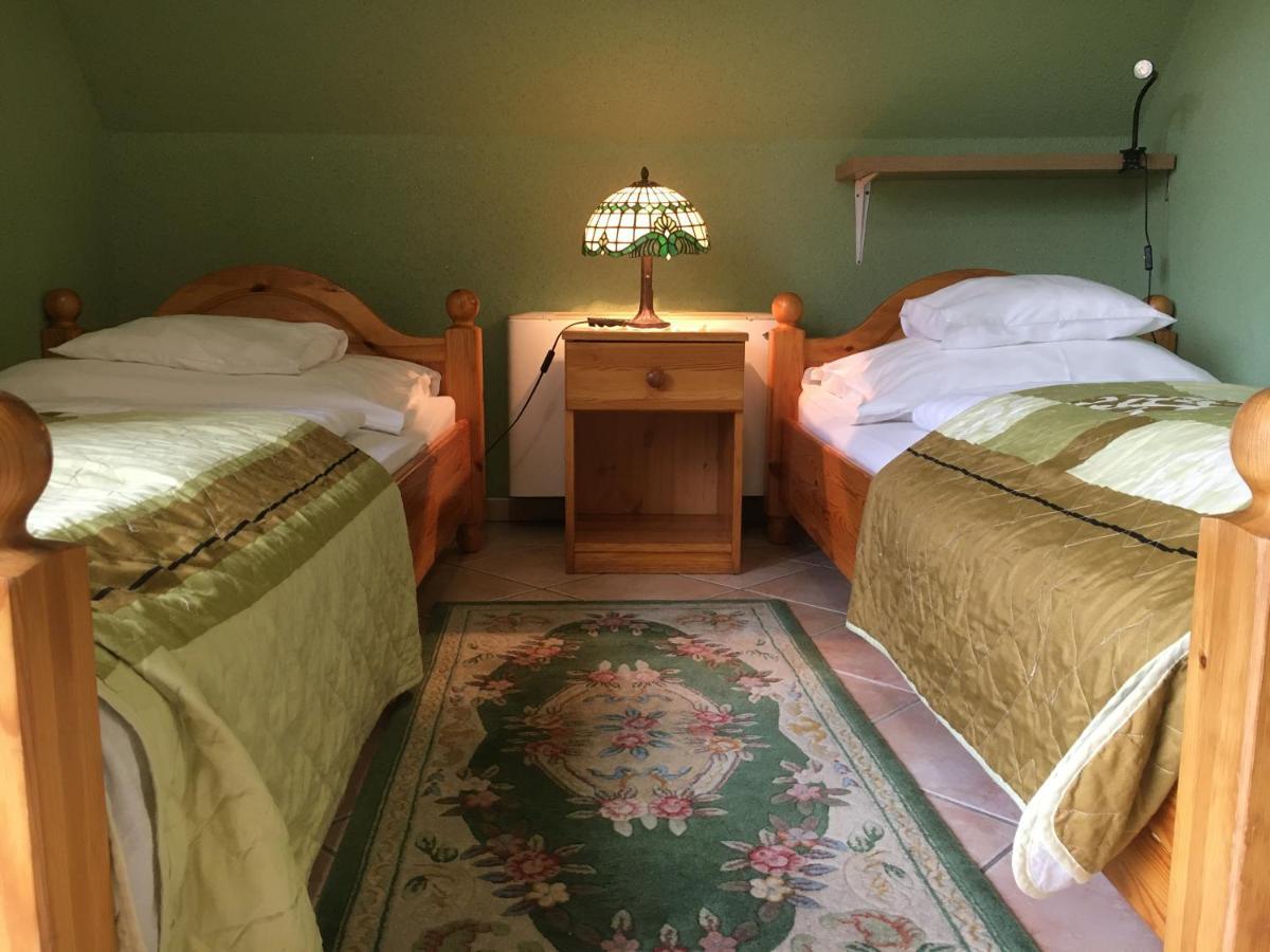 Feher Hattyu Panzio Bed & Breakfast Oroshaza Bagian luar foto