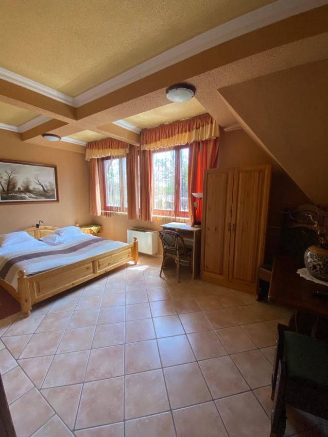 Feher Hattyu Panzio Bed & Breakfast Oroshaza Bagian luar foto