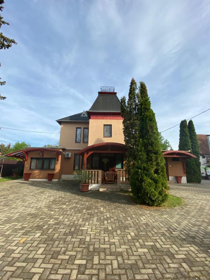 Feher Hattyu Panzio Bed & Breakfast Oroshaza Bagian luar foto