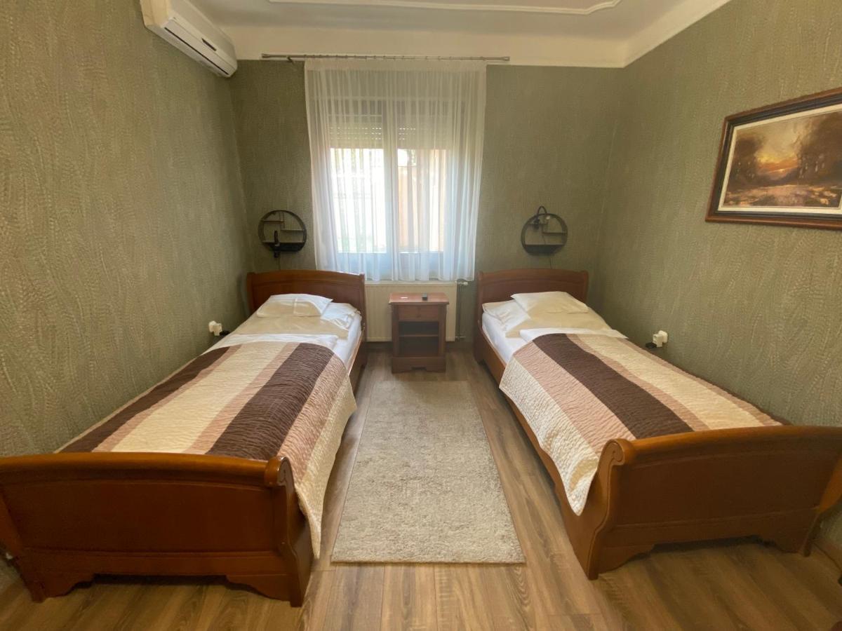 Feher Hattyu Panzio Bed & Breakfast Oroshaza Bagian luar foto