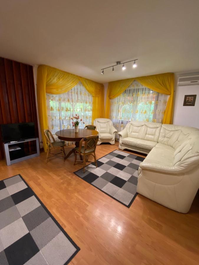 Feher Hattyu Panzio Bed & Breakfast Oroshaza Bagian luar foto