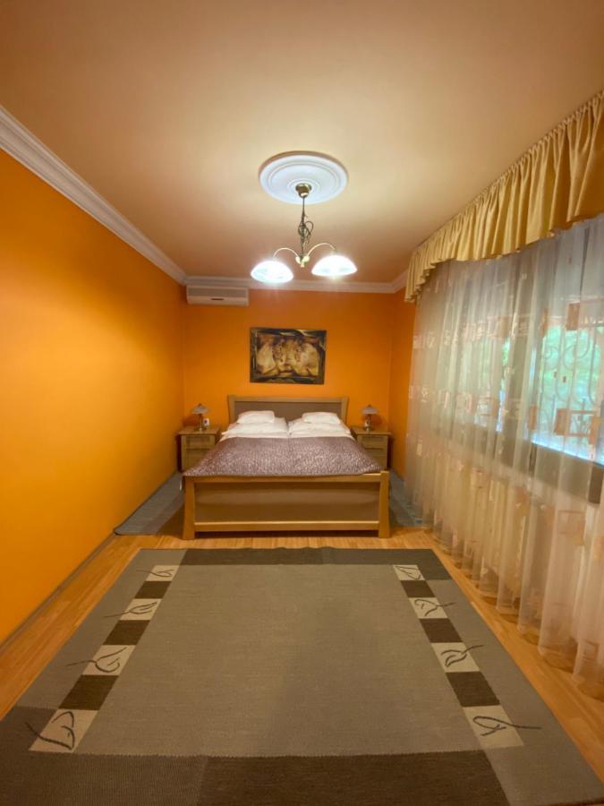 Feher Hattyu Panzio Bed & Breakfast Oroshaza Bagian luar foto