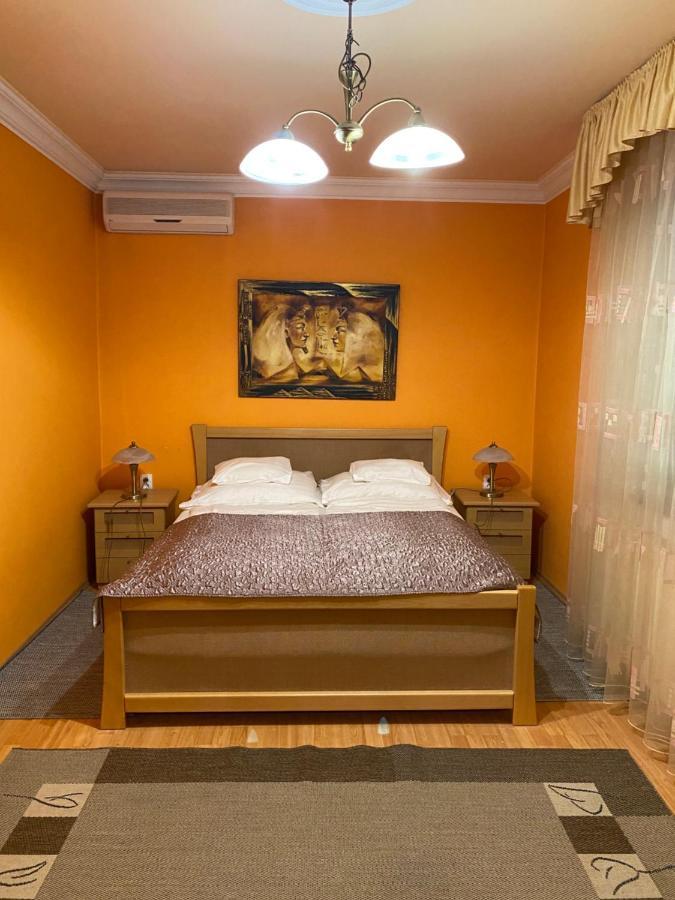 Feher Hattyu Panzio Bed & Breakfast Oroshaza Bagian luar foto