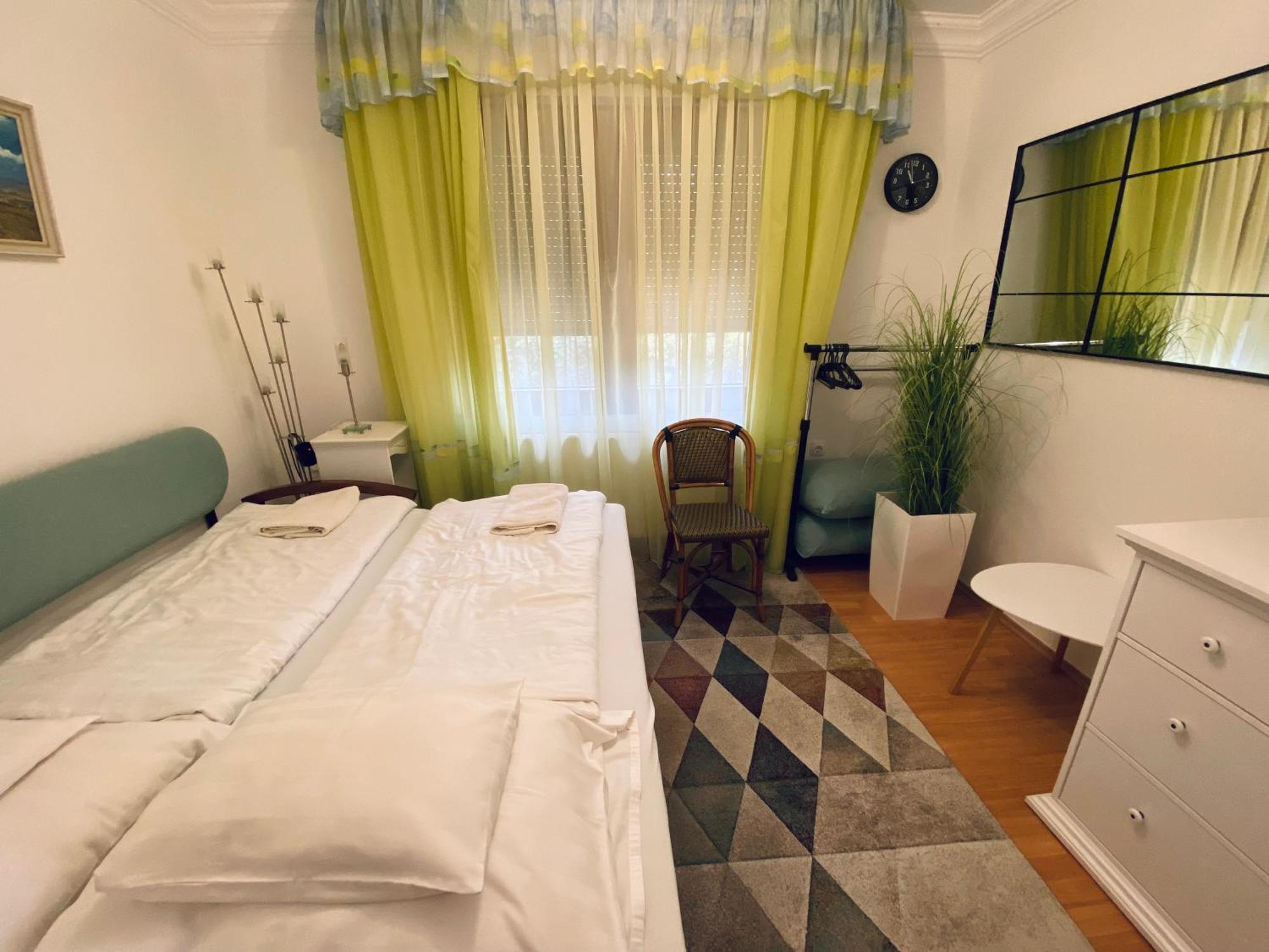 Feher Hattyu Panzio Bed & Breakfast Oroshaza Bagian luar foto