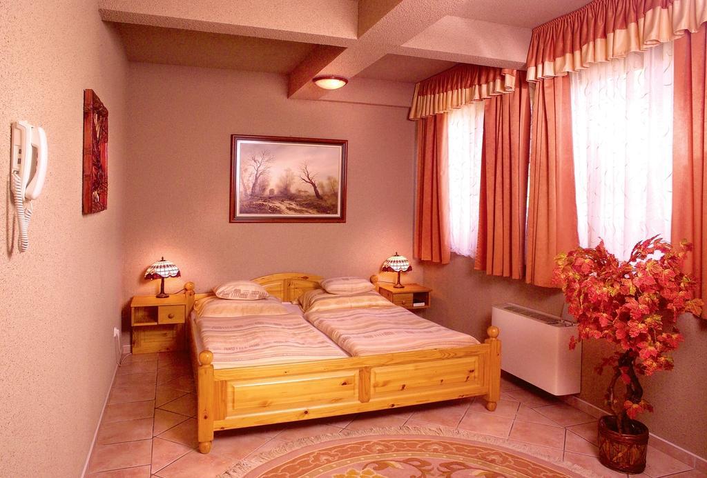 Feher Hattyu Panzio Bed & Breakfast Oroshaza Ruang foto